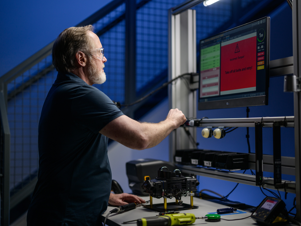 Operator completing torque task and validating with digital work instructions (1)